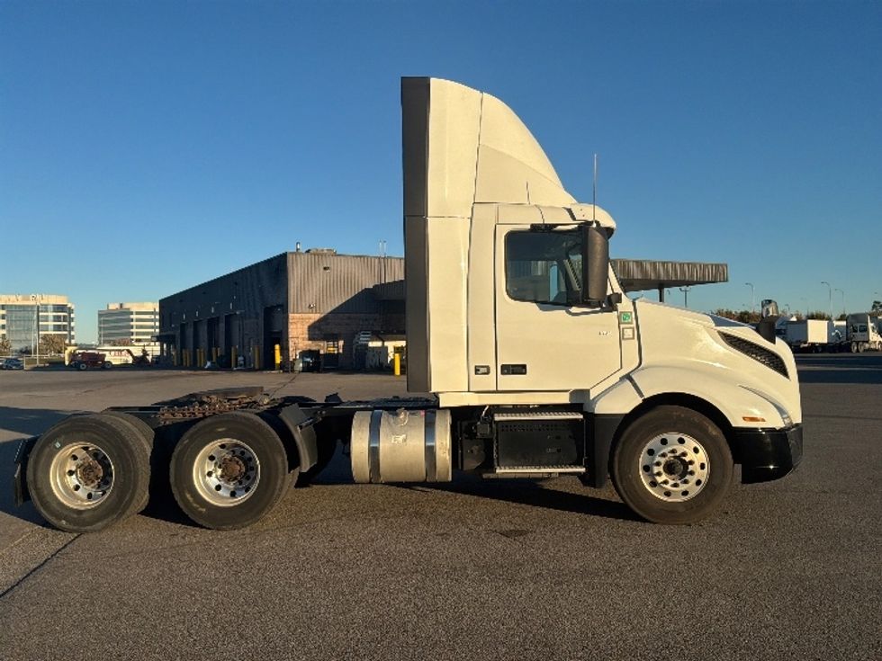 Day Cab Tractor-Heavy Duty Tractors-Volvo-2022-VNL64T300-Saint Laurent-PQ-654,523\n\t\tkm-$ 80,250 - Image 8