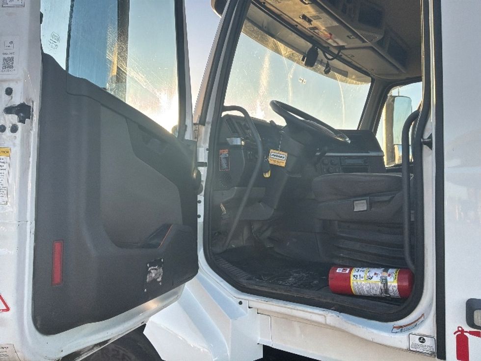 Day Cab Tractor-Heavy Duty Tractors-Volvo-2022-VNL64T300-Saint Laurent-PQ-654,523\n\t\tkm-$ 80,250 - Image 9
