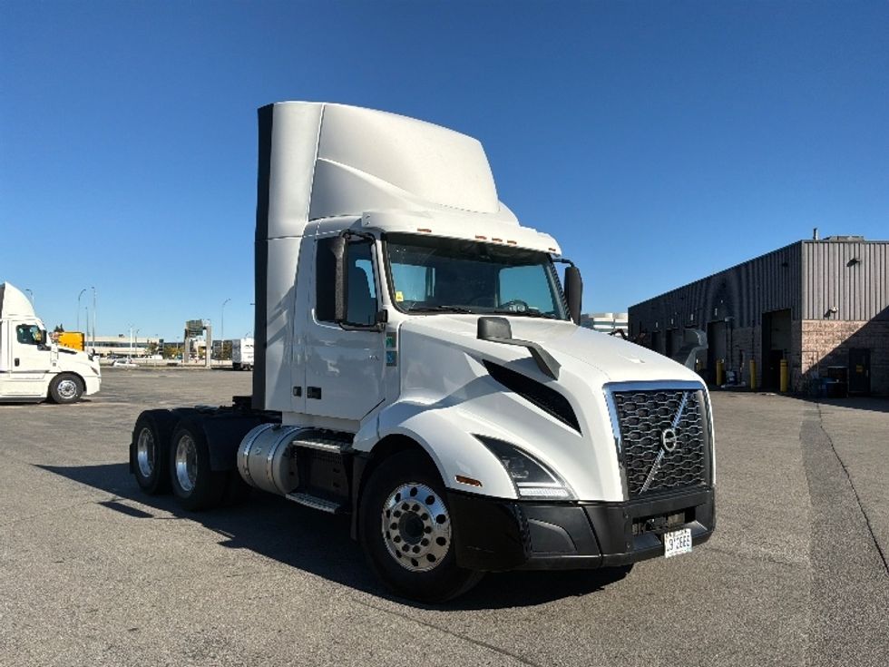 Day Cab Tractor-Heavy Duty Tractors-Volvo-2022-VNL64T300-Saint Laurent-PQ-718,239\n\t\tkm-$ 78,250 - Image 1