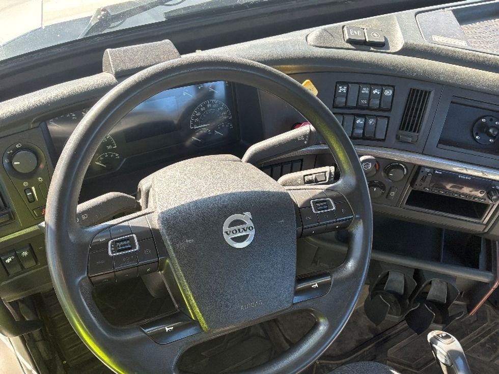 Day Cab Tractor-Heavy Duty Tractors-Volvo-2022-VNL64T300-Saint Laurent-PQ-718,239\n\t\tkm-$ 78,250 - Image 10