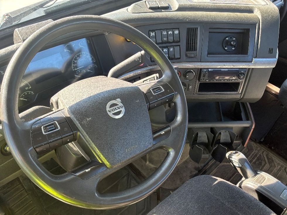 Day Cab Tractor-Heavy Duty Tractors-Volvo-2022-VNL64T300-Saint Laurent-PQ-718,239\n\t\tkm-$ 78,250 - Image 11