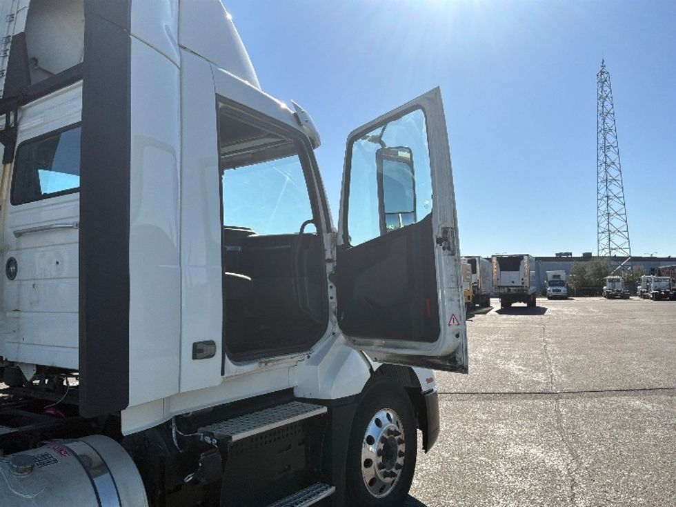 Day Cab Tractor-Heavy Duty Tractors-Volvo-2022-VNL64T300-Saint Laurent-PQ-718,239\n\t\tkm-$ 78,250 - Image 12