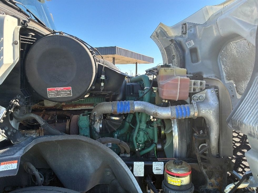 Day Cab Tractor-Heavy Duty Tractors-Volvo-2022-VNL64T300-Saint Laurent-PQ-718,239\n\t\tkm-$ 78,250 - Image 16