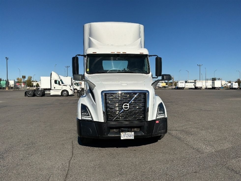 Day Cab Tractor-Heavy Duty Tractors-Volvo-2022-VNL64T300-Saint Laurent-PQ-718,239\n\t\tkm-$ 78,250 - Image 2