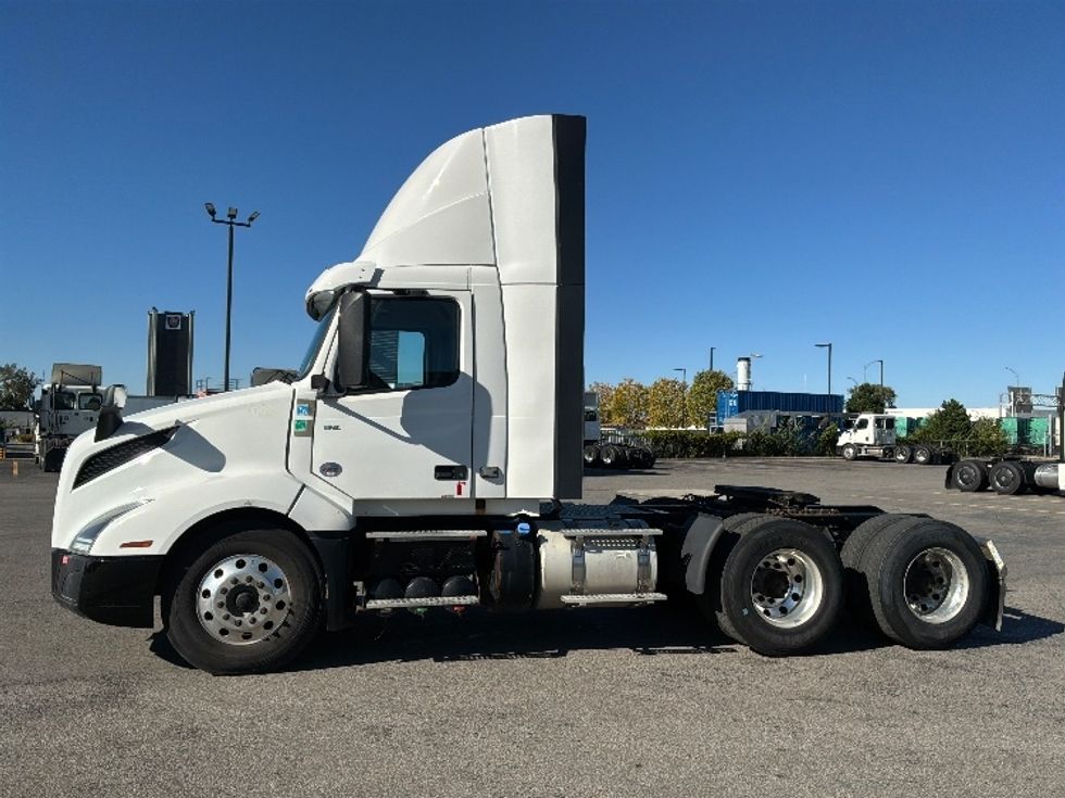 Day Cab Tractor-Heavy Duty Tractors-Volvo-2022-VNL64T300-Saint Laurent-PQ-718,239\n\t\tkm-$ 78,250 - Image 4
