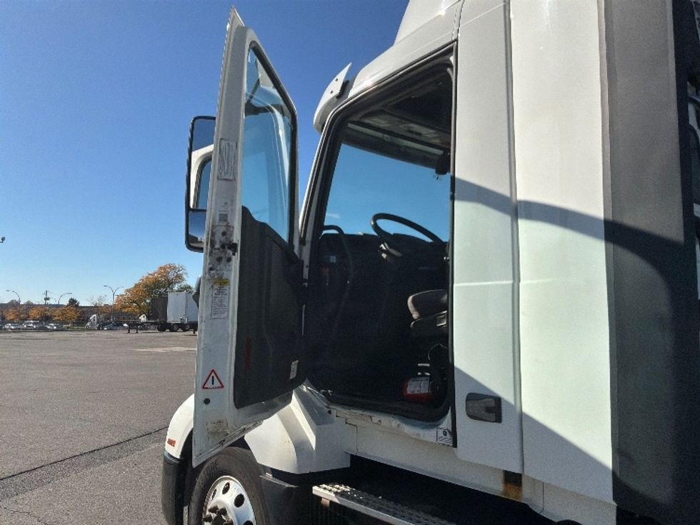 Day Cab Tractor-Heavy Duty Tractors-Volvo-2022-VNL64T300-Saint Laurent-PQ-718,239\n\t\tkm-$ 78,250 - Image 9