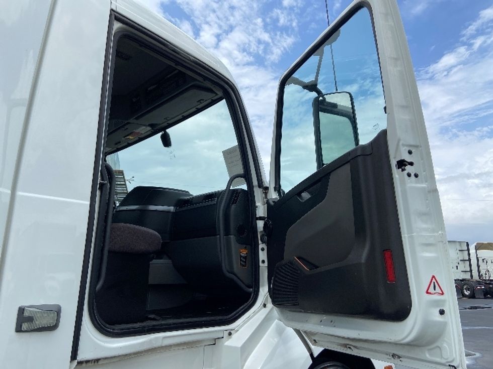 Day Cab Tractor-Heavy Duty Tractors-Volvo-2022-VNL64T300-San Antonio-TX-267,964\n\t\tmiles-$ 72,750 - Image 12