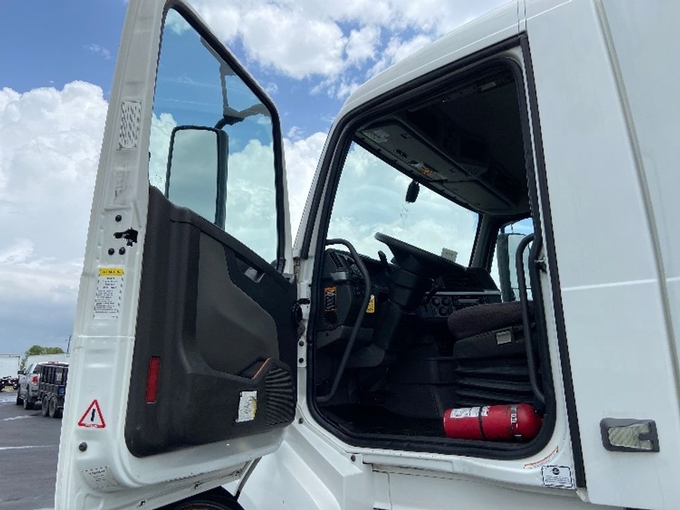 Day Cab Tractor-Heavy Duty Tractors-Volvo-2022-VNL64T300-San Antonio-TX-267,964\n\t\tmiles-$ 72,750 - Image 9