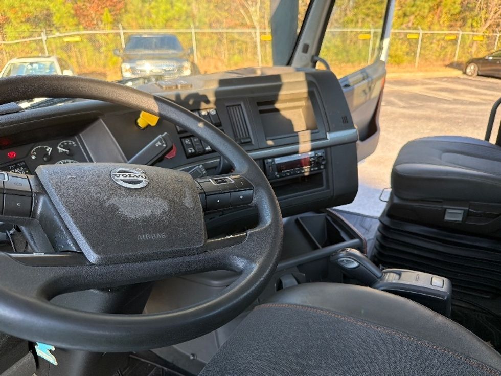 Day Cab Tractor-Heavy Duty Tractors-Volvo-2022-VNR62300-Atlanta-GA-386,739\n\t\tmiles-$ 37,000 - Image 10