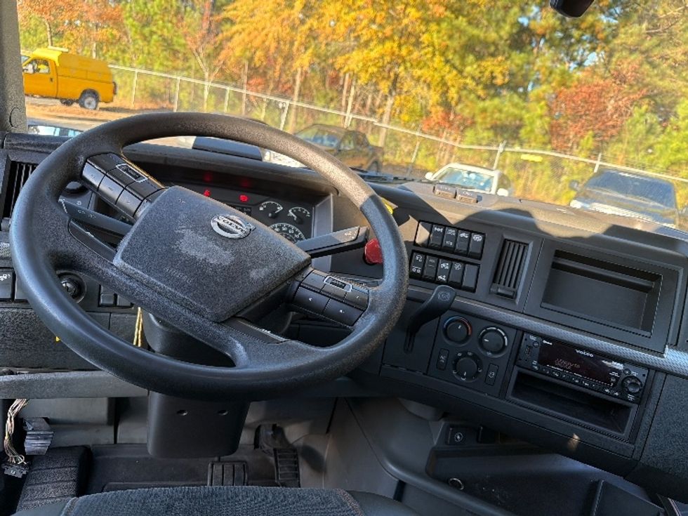 Day Cab Tractor-Heavy Duty Tractors-Volvo-2022-VNR62300-Atlanta-GA-386,739\n\t\tmiles-$ 37,000 - Image 11