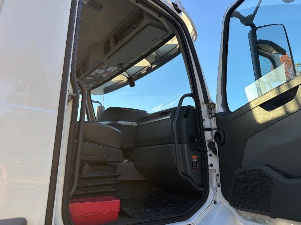 Day Cab Tractor-Heavy Duty Tractors-Volvo-2022-VNR62300-Atlanta-GA-386,739\n\t\tmiles-$ 37,000 - Image 12