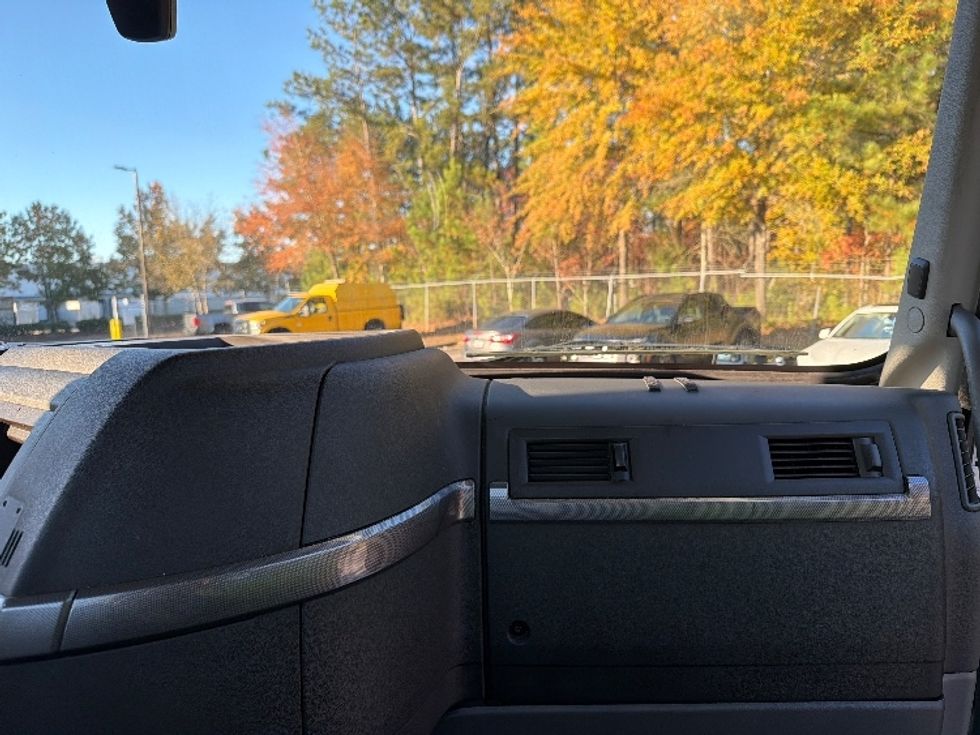 Day Cab Tractor-Heavy Duty Tractors-Volvo-2022-VNR62300-Atlanta-GA-386,739\n\t\tmiles-$ 37,000 - Image 13