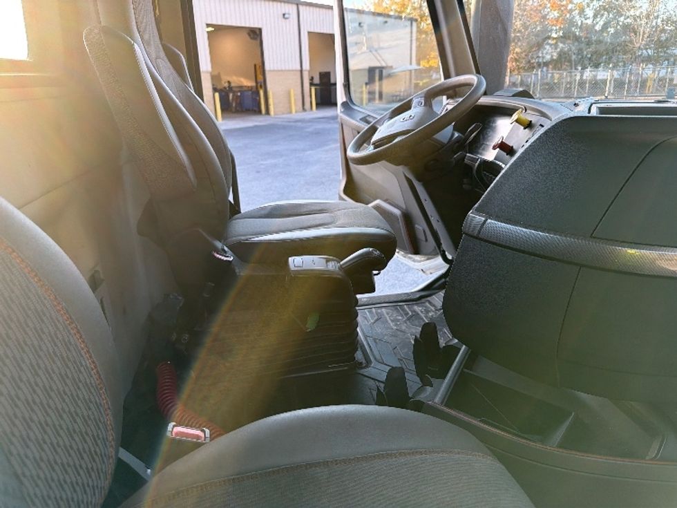Day Cab Tractor-Heavy Duty Tractors-Volvo-2022-VNR62300-Atlanta-GA-386,739\n\t\tmiles-$ 37,000 - Image 14