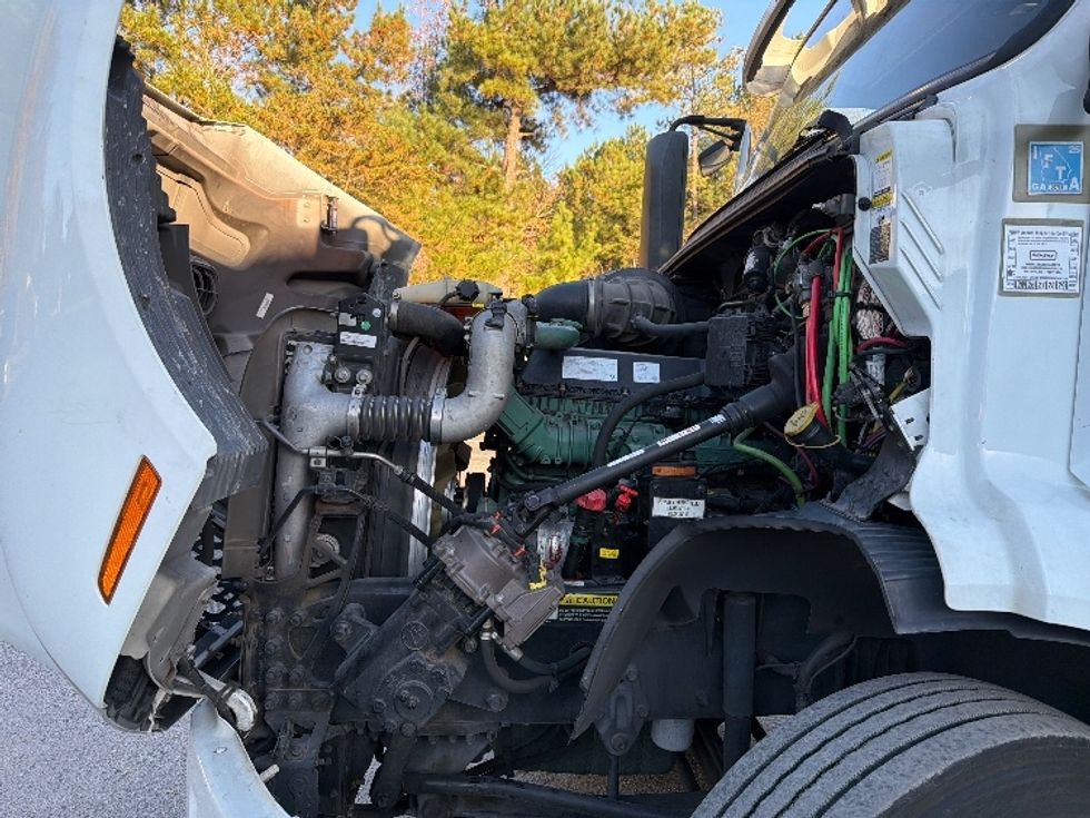 Day Cab Tractor-Heavy Duty Tractors-Volvo-2022-VNR62300-Atlanta-GA-386,739\n\t\tmiles-$ 37,000 - Image 16