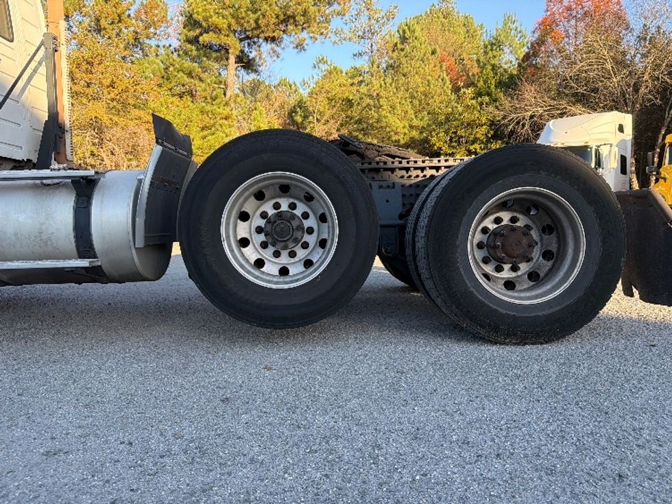 Day Cab Tractor-Heavy Duty Tractors-Volvo-2022-VNR62300-Atlanta-GA-386,739\n\t\tmiles-$ 37,000 - Image 17