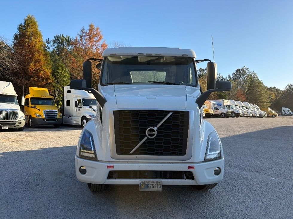 Day Cab Tractor-Heavy Duty Tractors-Volvo-2022-VNR62300-Atlanta-GA-386,739\n\t\tmiles-$ 37,000 - Image 2