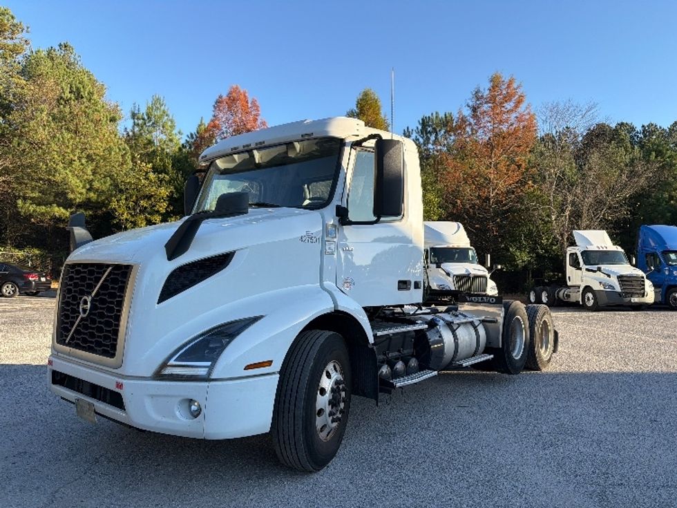 Day Cab Tractor-Heavy Duty Tractors-Volvo-2022-VNR62300-Atlanta-GA-386,739\n\t\tmiles-$ 37,000 - Image 3