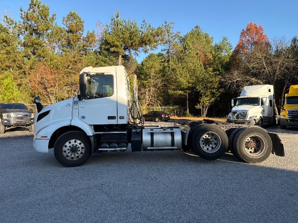 Day Cab Tractor-Heavy Duty Tractors-Volvo-2022-VNR62300-Atlanta-GA-386,739\n\t\tmiles-$ 37,000 - Image 4