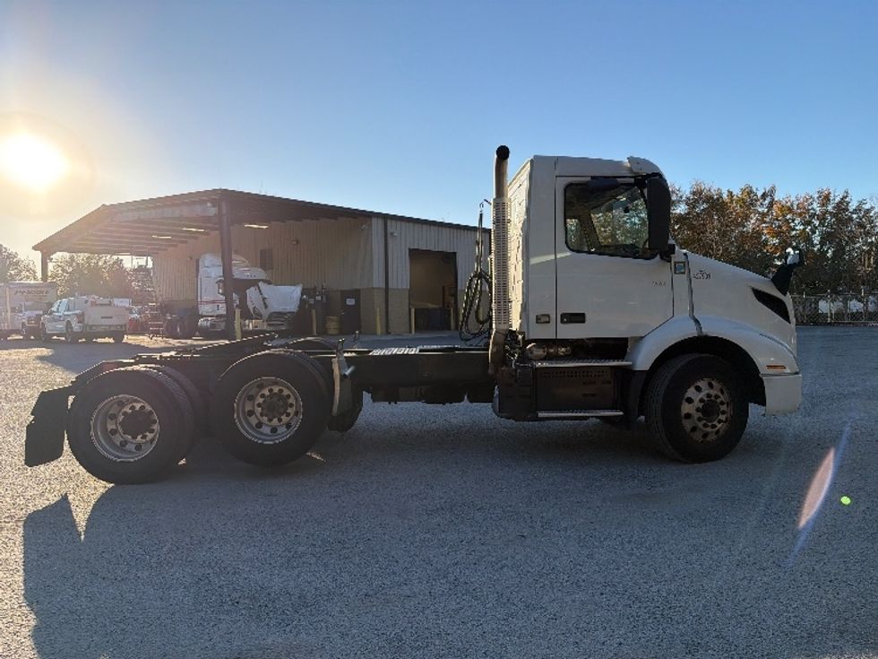 Day Cab Tractor-Heavy Duty Tractors-Volvo-2022-VNR62300-Atlanta-GA-386,739\n\t\tmiles-$ 37,000 - Image 8