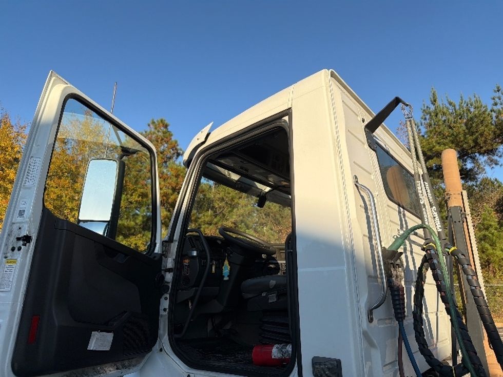 Day Cab Tractor-Heavy Duty Tractors-Volvo-2022-VNR62300-Atlanta-GA-386,739\n\t\tmiles-$ 37,000 - Image 9