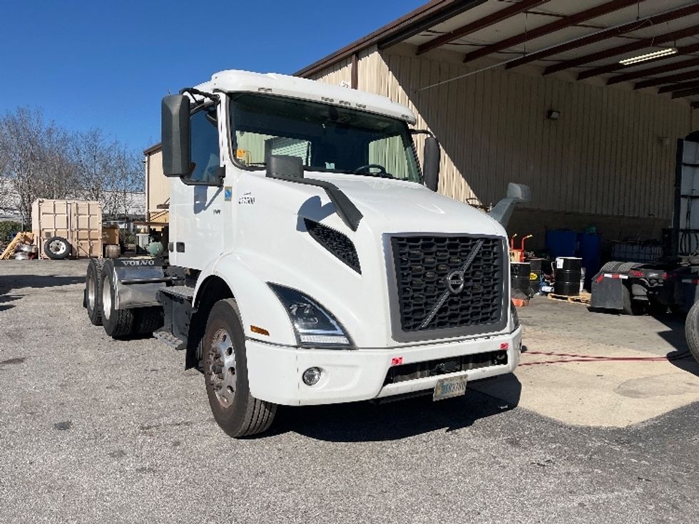 Day Cab Tractor-Heavy Duty Tractors-Volvo-2022-VNR62300-Atlanta-GA-476,865\n\t\tmiles-$ 47,250 - Image 1