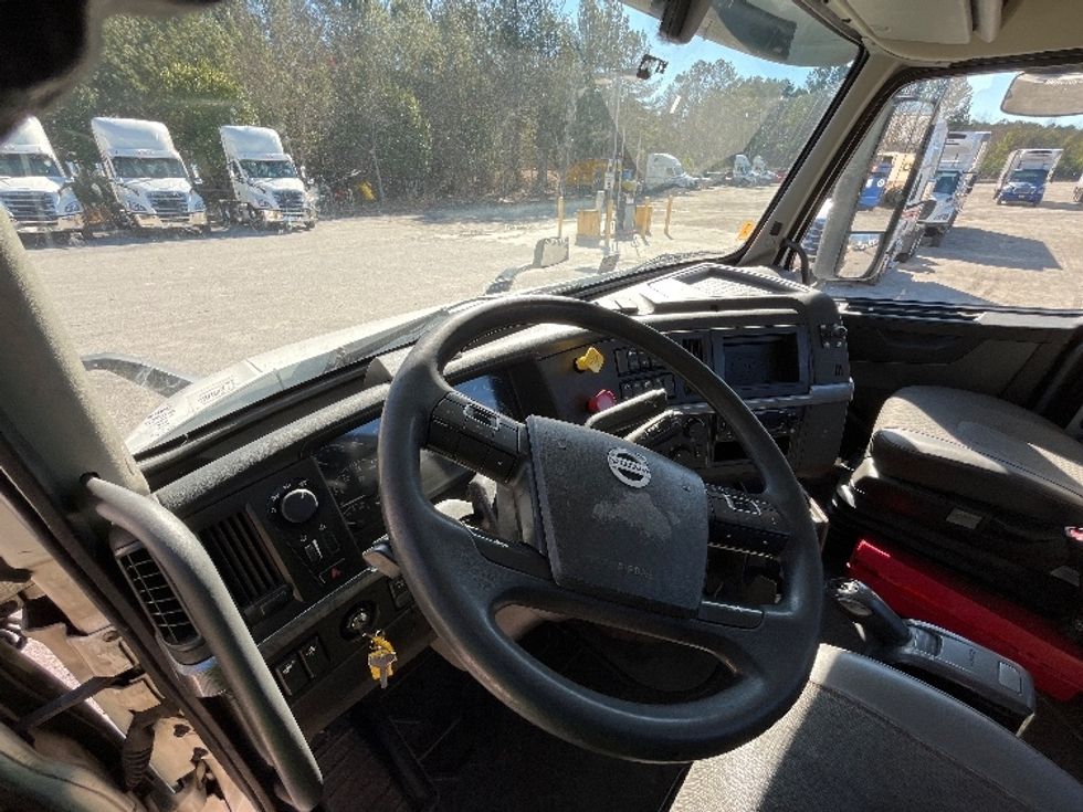 Day Cab Tractor-Heavy Duty Tractors-Volvo-2022-VNR62300-Atlanta-GA-476,865\n\t\tmiles-$ 47,250 - Image 10