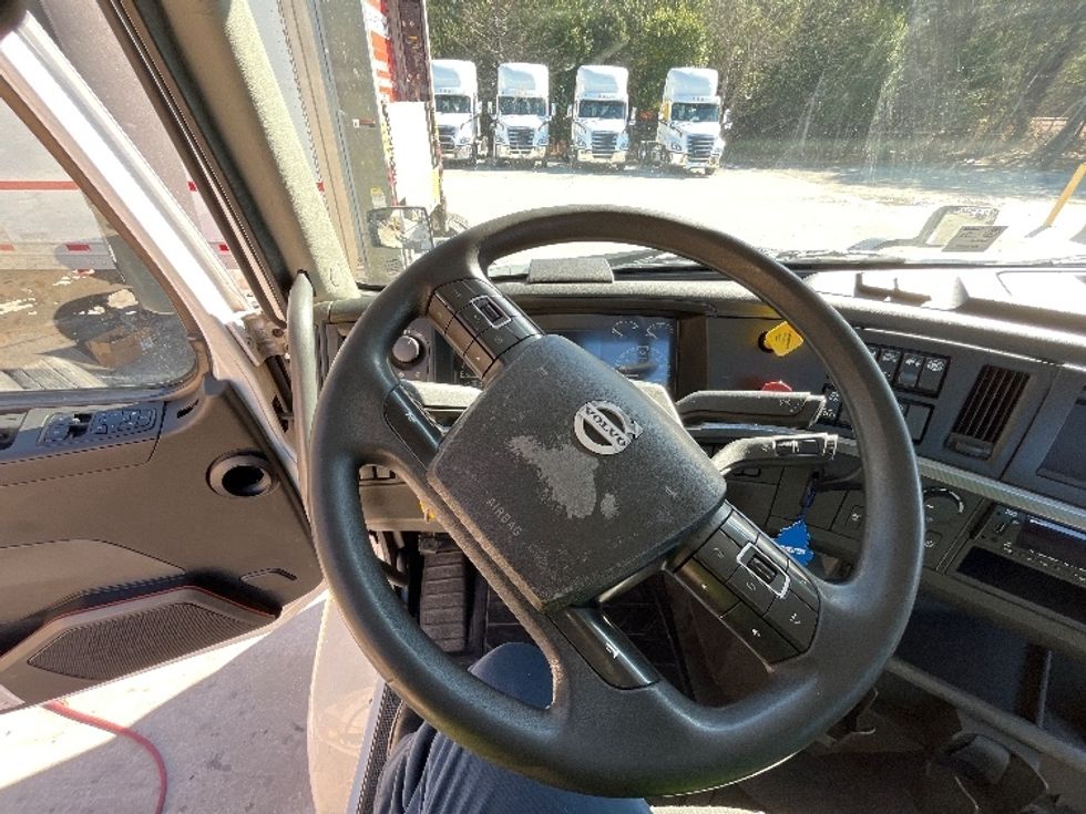 Day Cab Tractor-Heavy Duty Tractors-Volvo-2022-VNR62300-Atlanta-GA-476,865\n\t\tmiles-$ 47,250 - Image 11
