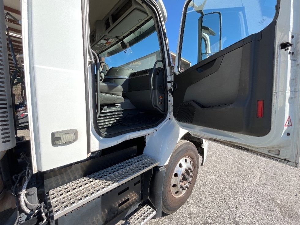 Day Cab Tractor-Heavy Duty Tractors-Volvo-2022-VNR62300-Atlanta-GA-476,865\n\t\tmiles-$ 47,250 - Image 12