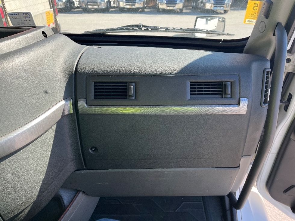 Day Cab Tractor-Heavy Duty Tractors-Volvo-2022-VNR62300-Atlanta-GA-476,865\n\t\tmiles-$ 47,250 - Image 13