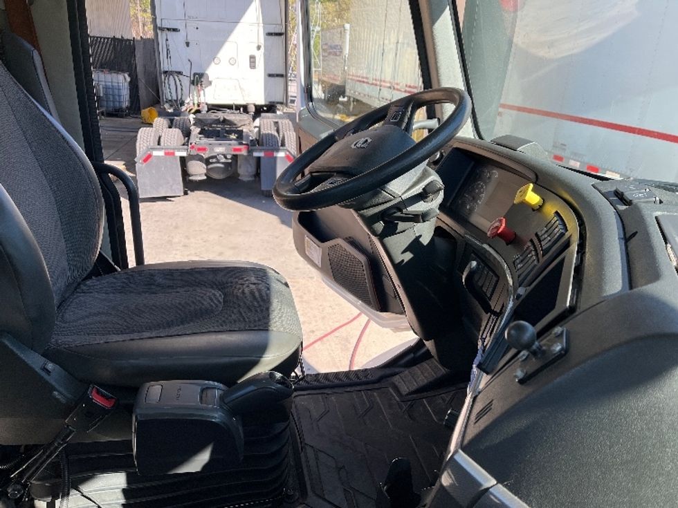 Day Cab Tractor-Heavy Duty Tractors-Volvo-2022-VNR62300-Atlanta-GA-476,865\n\t\tmiles-$ 47,250 - Image 14