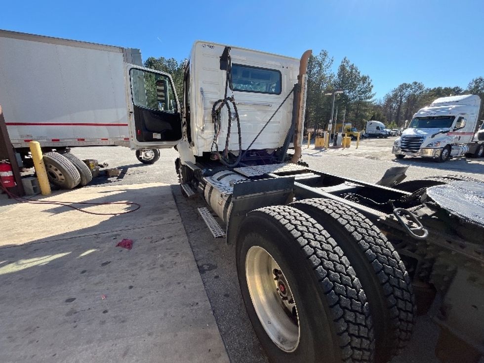 Day Cab Tractor-Heavy Duty Tractors-Volvo-2022-VNR62300-Atlanta-GA-476,865\n\t\tmiles-$ 47,250 - Image 17