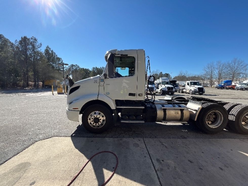 Day Cab Tractor-Heavy Duty Tractors-Volvo-2022-VNR62300-Atlanta-GA-476,865\n\t\tmiles-$ 47,250 - Image 4