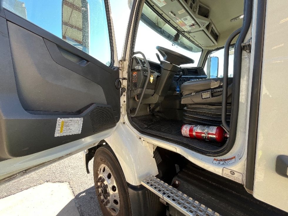 Day Cab Tractor-Heavy Duty Tractors-Volvo-2022-VNR62300-Atlanta-GA-476,865\n\t\tmiles-$ 47,250 - Image 9