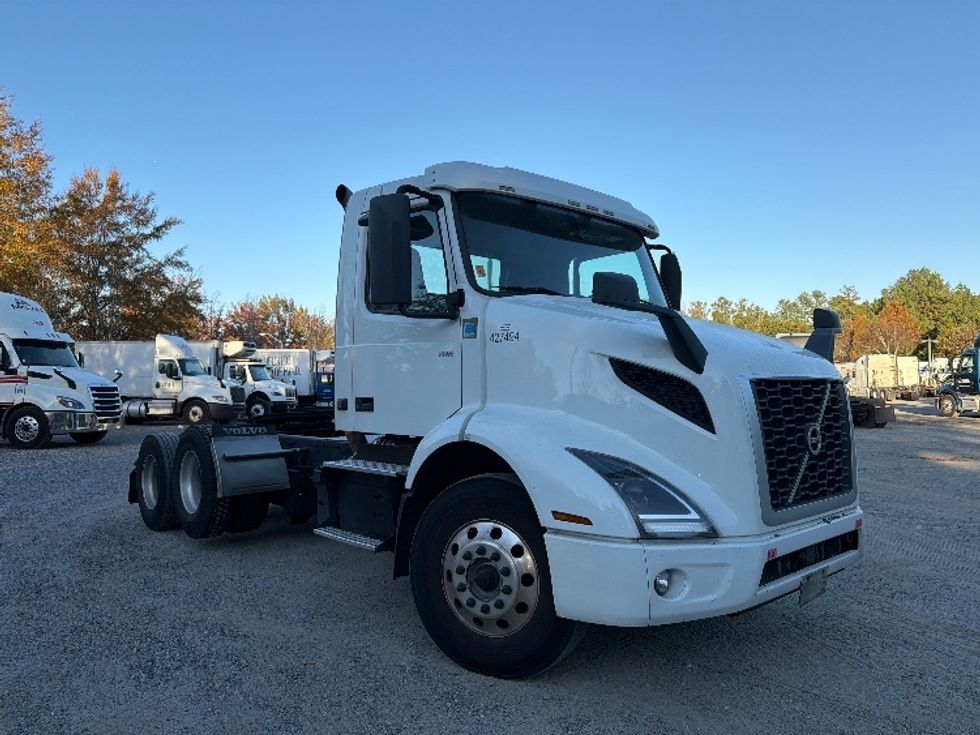 Day Cab Tractor-Heavy Duty Tractors-Volvo-2022-VNR62300-Atlanta-GA-515,176\n\t\tmiles-$ 33,750 - Image 1