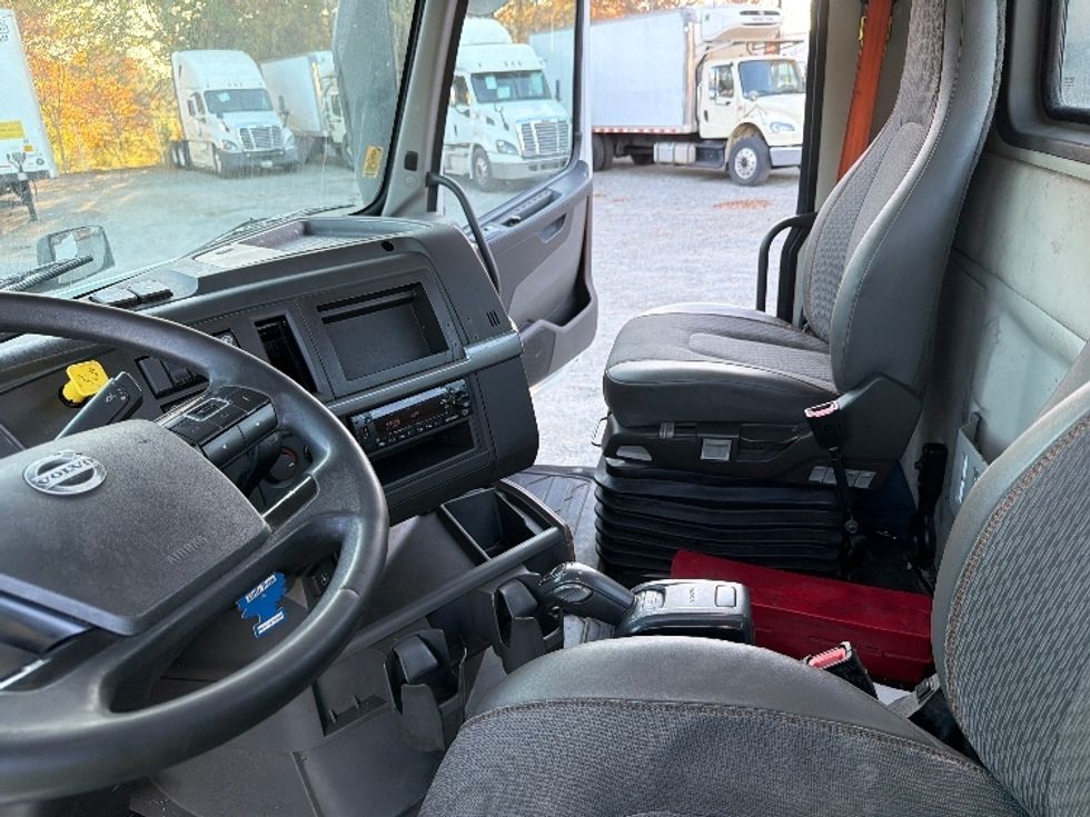 Day Cab Tractor-Heavy Duty Tractors-Volvo-2022-VNR62300-Atlanta-GA-515,176\n\t\tmiles-$ 33,750 - Image 10