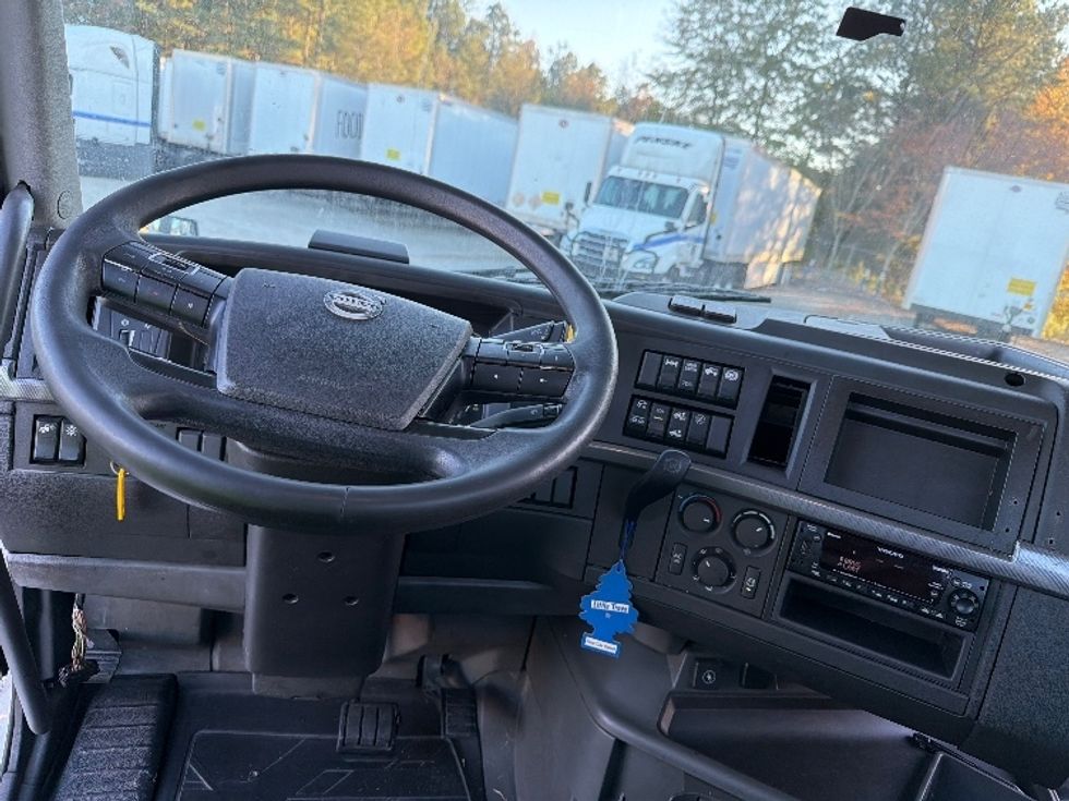 Day Cab Tractor-Heavy Duty Tractors-Volvo-2022-VNR62300-Atlanta-GA-515,176\n\t\tmiles-$ 33,750 - Image 11