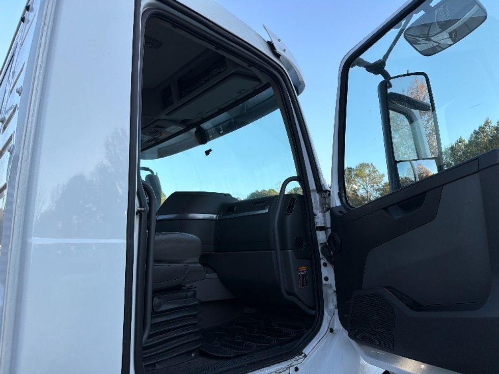 Day Cab Tractor-Heavy Duty Tractors-Volvo-2022-VNR62300-Atlanta-GA-515,176\n\t\tmiles-$ 33,750 - Image 12