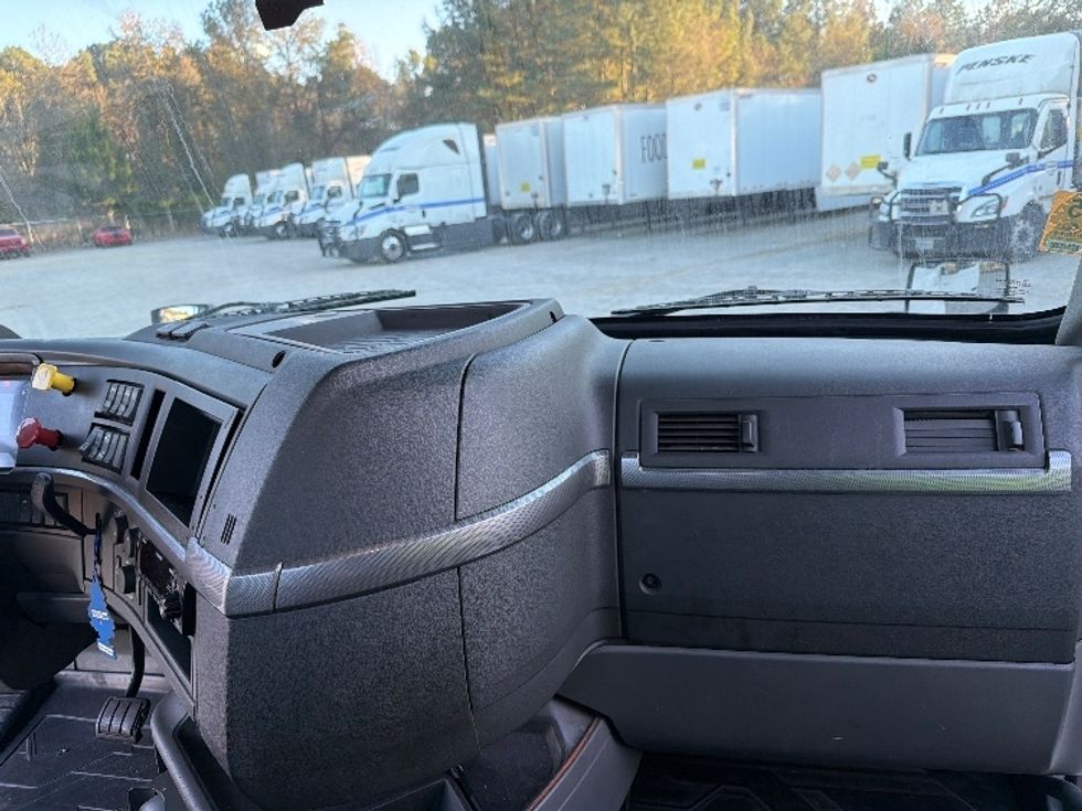 Day Cab Tractor-Heavy Duty Tractors-Volvo-2022-VNR62300-Atlanta-GA-515,176\n\t\tmiles-$ 33,750 - Image 13