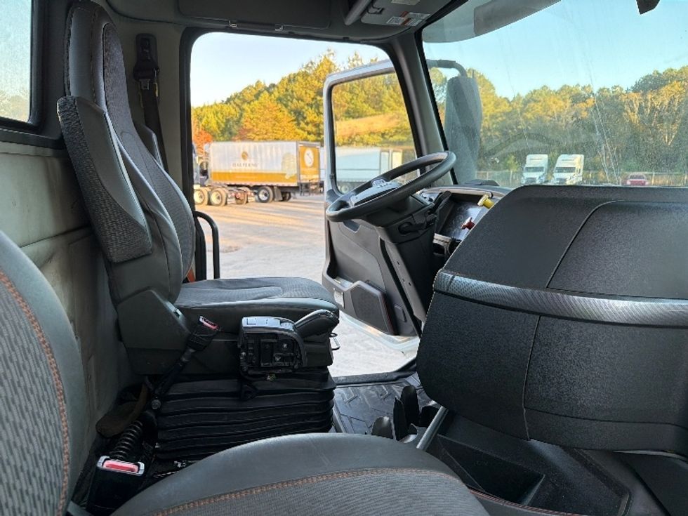 Day Cab Tractor-Heavy Duty Tractors-Volvo-2022-VNR62300-Atlanta-GA-515,176\n\t\tmiles-$ 33,750 - Image 14