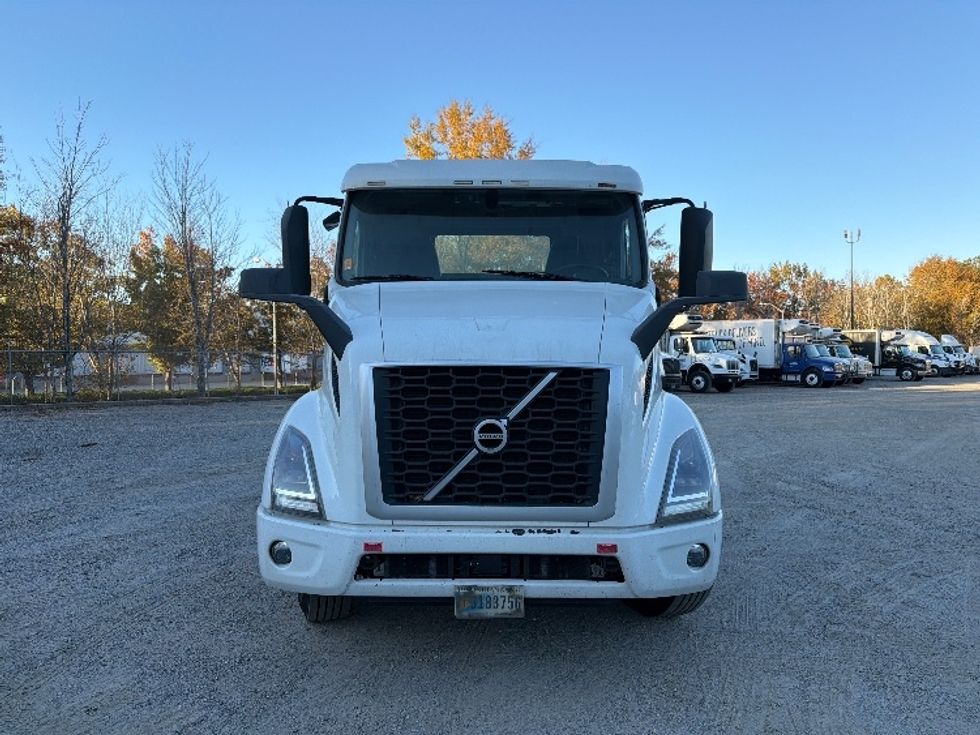 Day Cab Tractor-Heavy Duty Tractors-Volvo-2022-VNR62300-Atlanta-GA-515,176\n\t\tmiles-$ 33,750 - Image 2