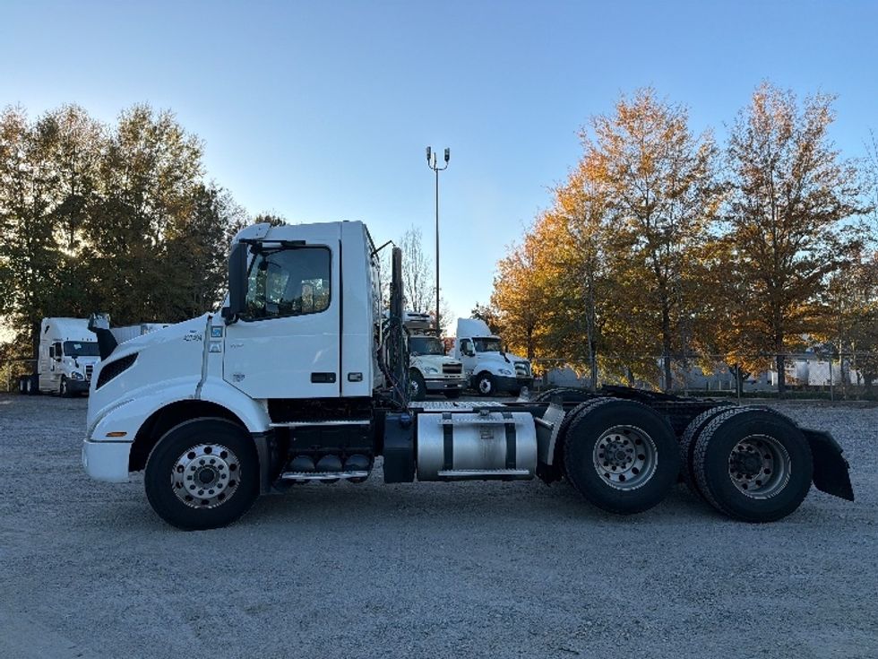 Day Cab Tractor-Heavy Duty Tractors-Volvo-2022-VNR62300-Atlanta-GA-515,176\n\t\tmiles-$ 33,750 - Image 4