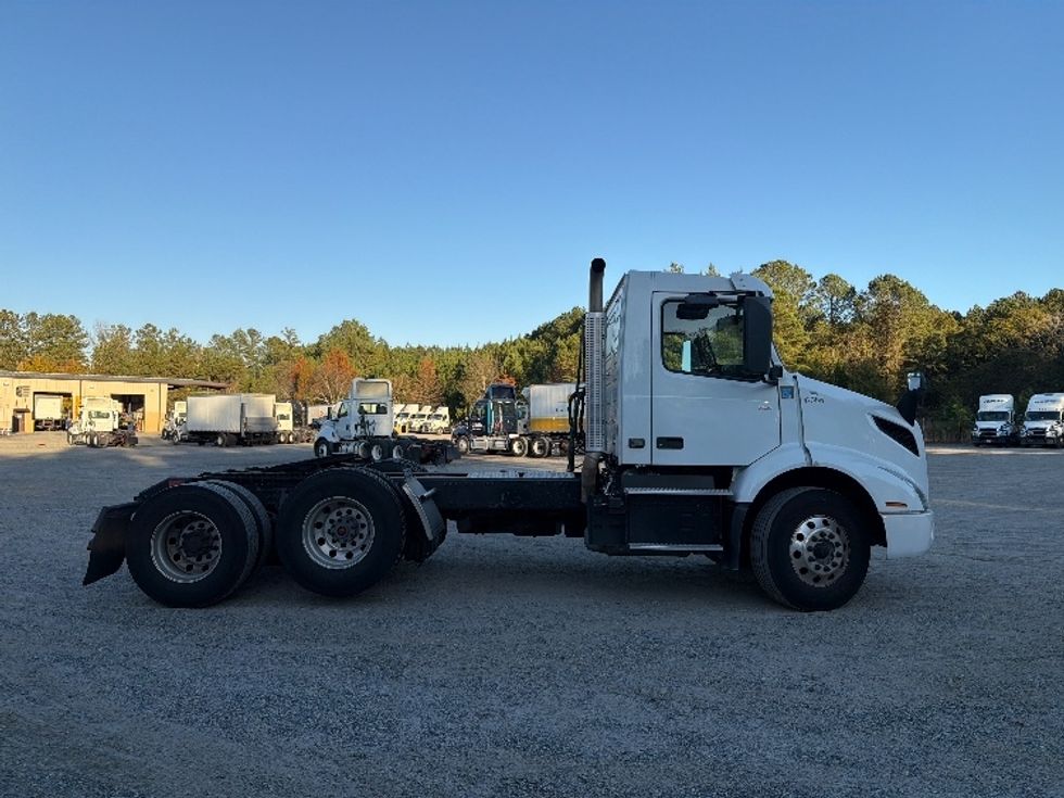 Day Cab Tractor-Heavy Duty Tractors-Volvo-2022-VNR62300-Atlanta-GA-515,176\n\t\tmiles-$ 33,750 - Image 8