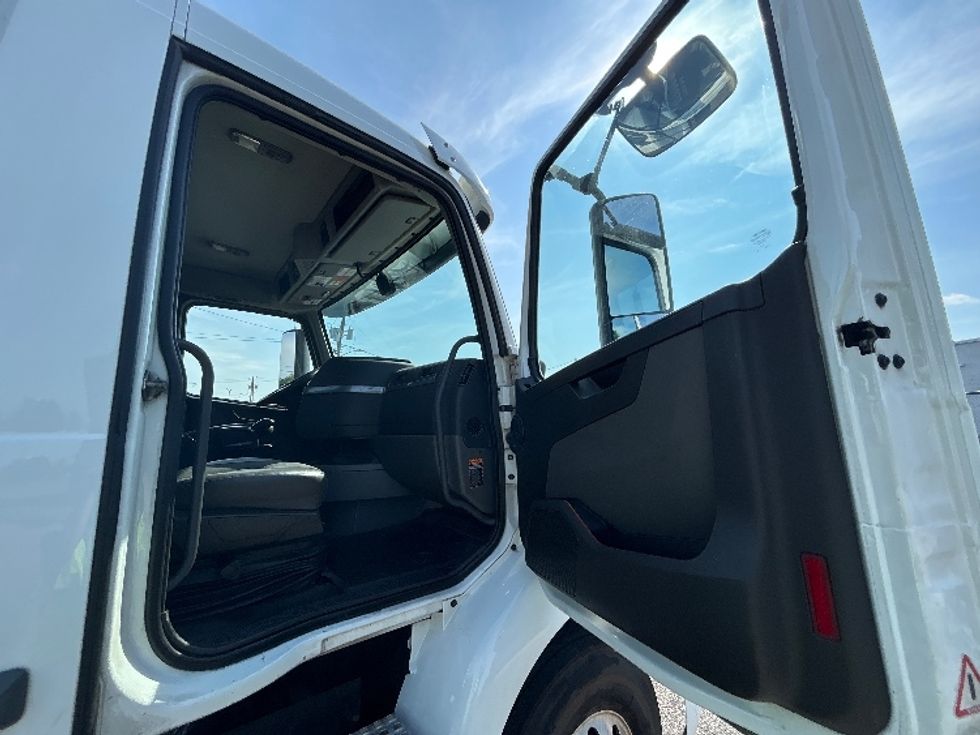 Day Cab Tractor-Heavy Duty Tractors-Volvo-2022-VNR62300-Birmingham-AL-468,743\n\t\tmiles-$ 43,000 - Image 11