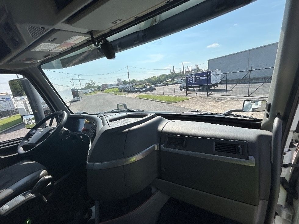 Day Cab Tractor-Heavy Duty Tractors-Volvo-2022-VNR62300-Birmingham-AL-468,743\n\t\tmiles-$ 43,000 - Image 12