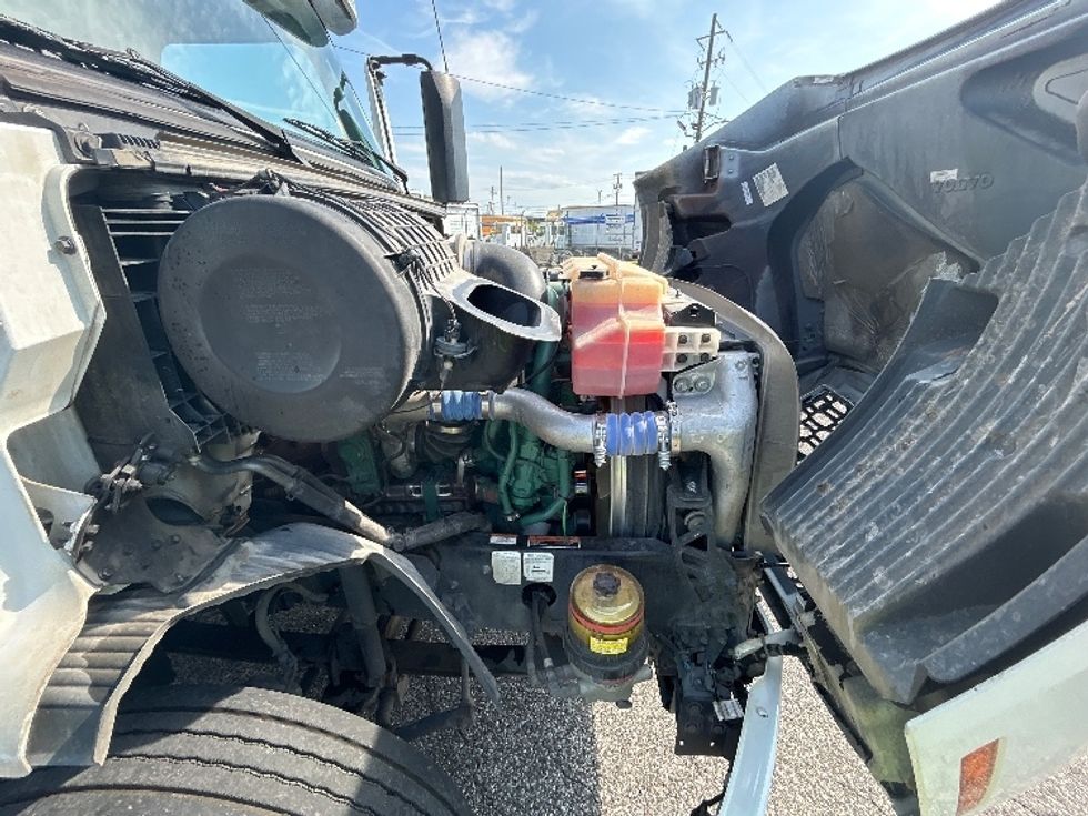 Day Cab Tractor-Heavy Duty Tractors-Volvo-2022-VNR62300-Birmingham-AL-468,743\n\t\tmiles-$ 43,000 - Image 14