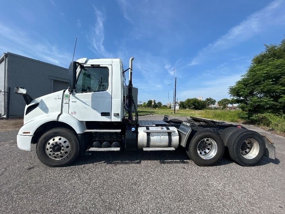 Day Cab Tractor-Heavy Duty Tractors-Volvo-2022-VNR62300-Birmingham-AL-468,743\n\t\tmiles-$ 43,000 - Image 4
