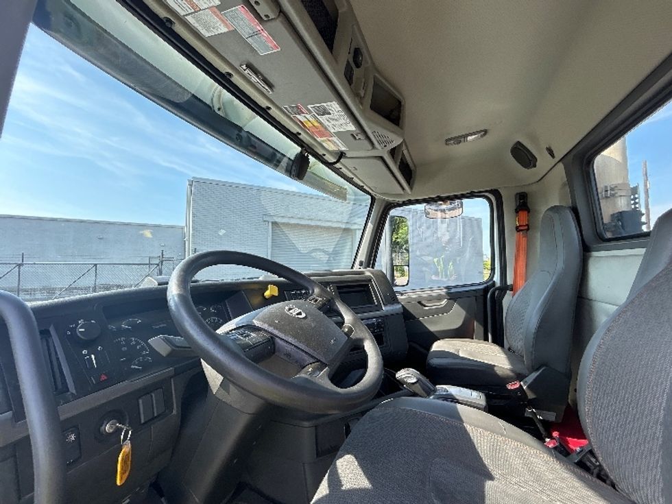 Day Cab Tractor-Heavy Duty Tractors-Volvo-2022-VNR62300-Birmingham-AL-468,743\n\t\tmiles-$ 43,000 - Image 9