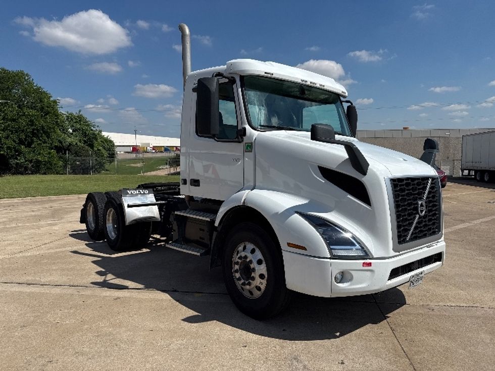 Day Cab Tractor-Heavy Duty Tractors-Volvo-2022-VNR62300-Grand Prairie-TX-432,875\n\t\tmiles-$ 45,000 - Image 1