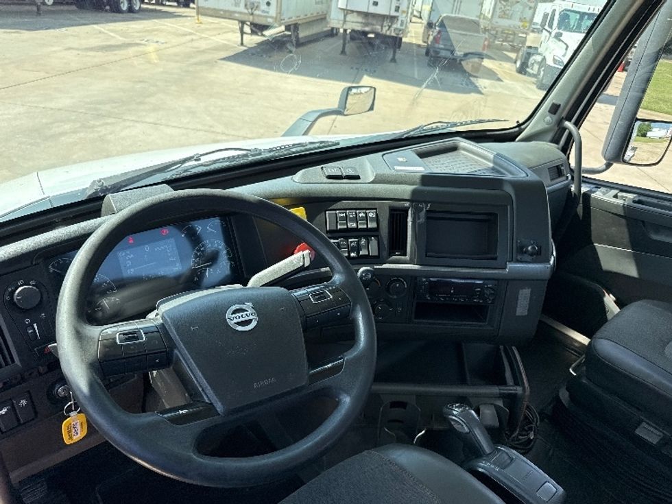 Day Cab Tractor-Heavy Duty Tractors-Volvo-2022-VNR62300-Grand Prairie-TX-432,875\n\t\tmiles-$ 45,000 - Image 11