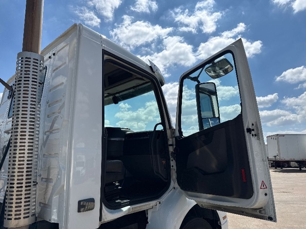 Day Cab Tractor-Heavy Duty Tractors-Volvo-2022-VNR62300-Grand Prairie-TX-432,875\n\t\tmiles-$ 45,000 - Image 12